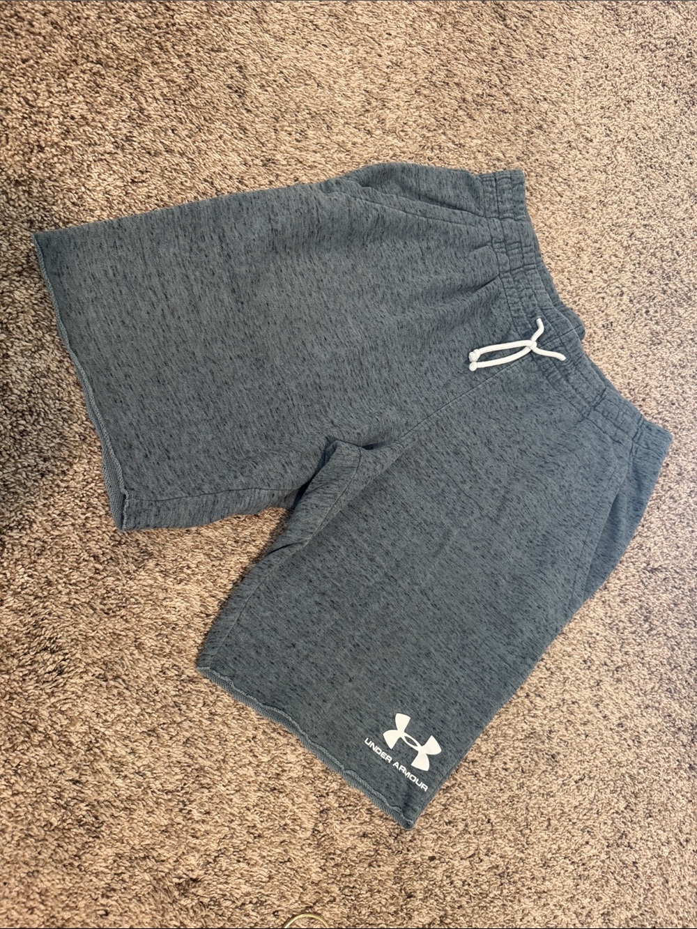 Under Armour Men’s Medium Gray Fleece Shorts Raw Hem Drawstring 10”